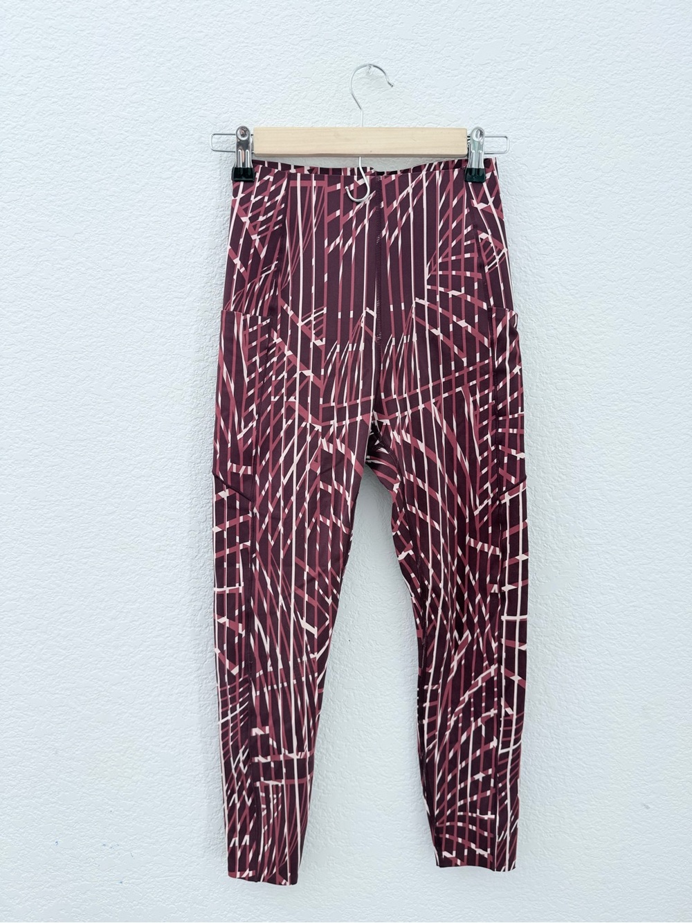 Sweaty Betty- Power Pocket High Waist 7/8 Leggings in Red Fan Print- US 0-2